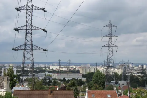 ville avec des lignes haute tension