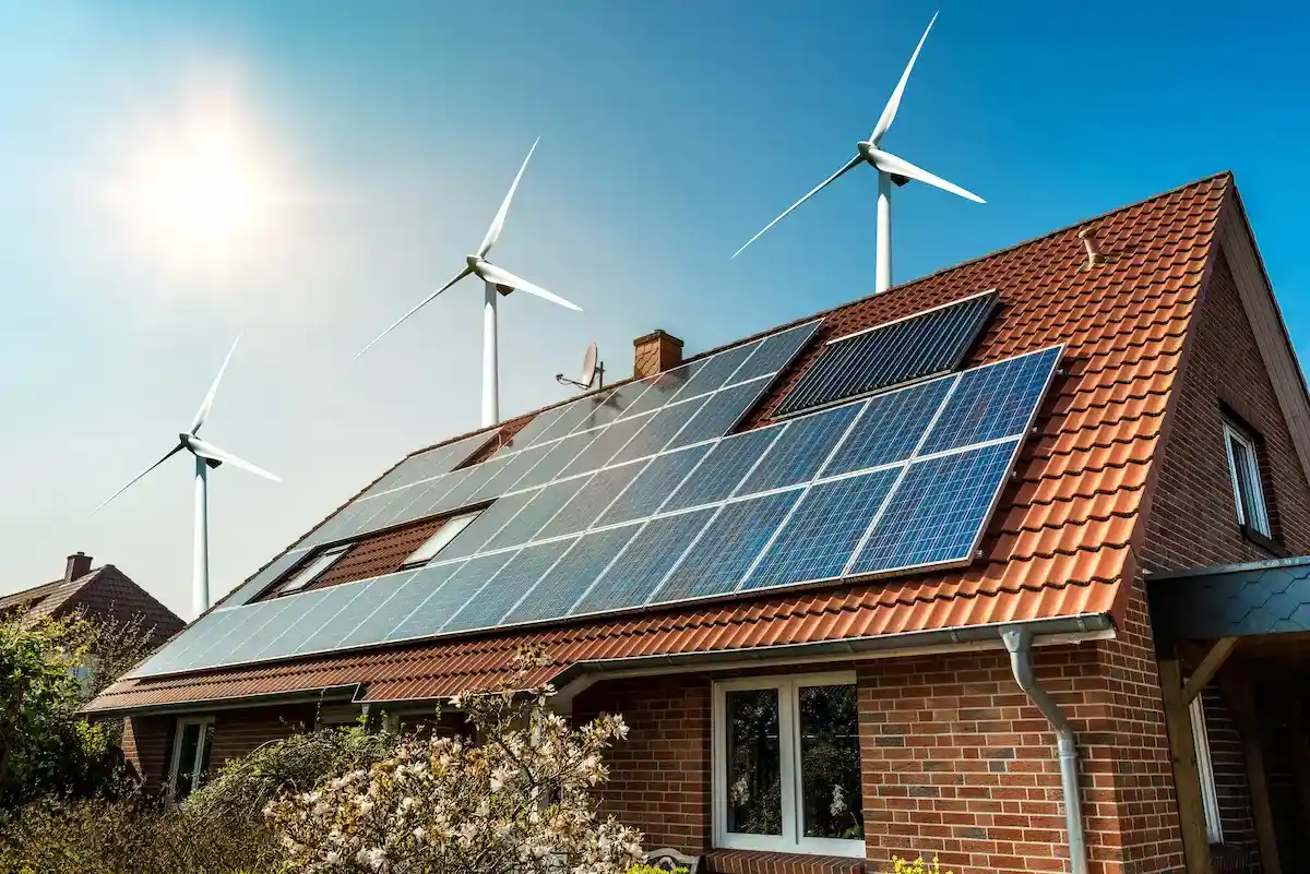 Maison écologique, éolienne et panneaux solaires